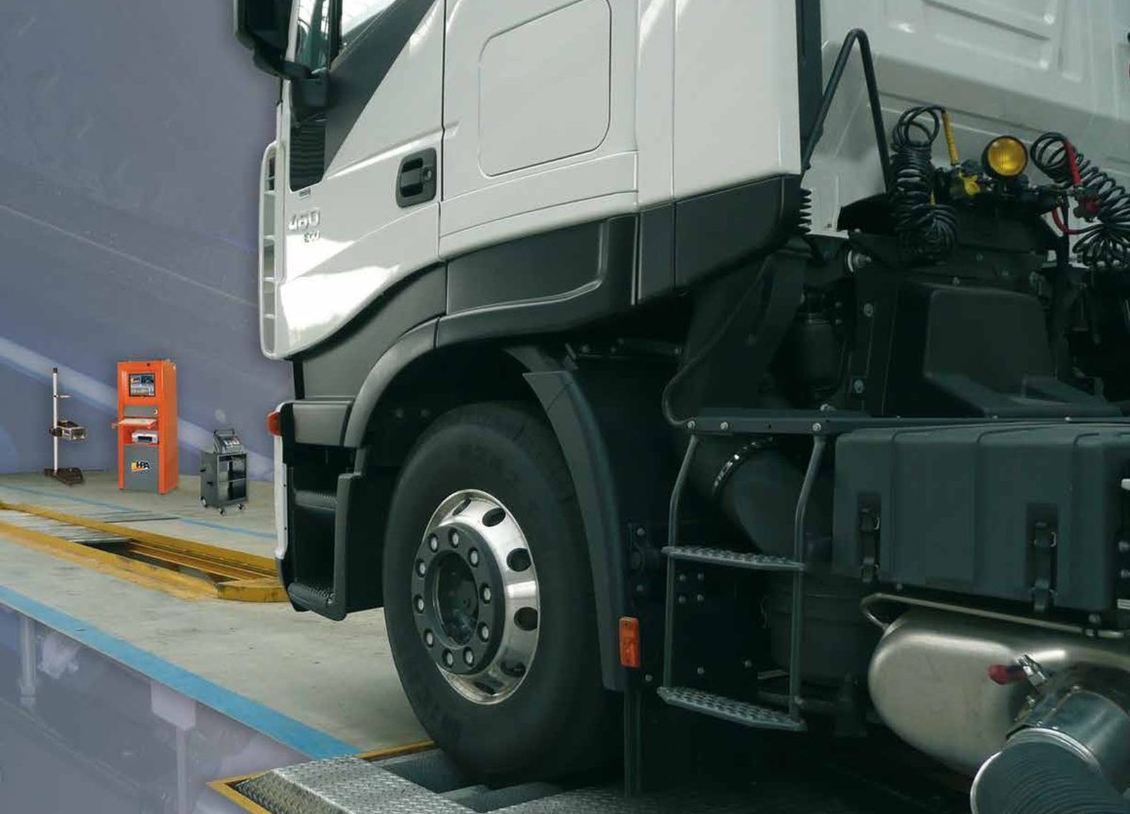 Un autocarro in prova sul banco prova freni di una linea di revisione